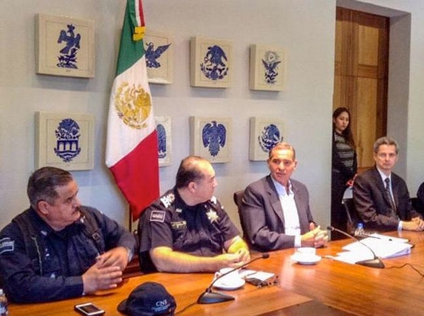 El gobernador Gabino Cué se reunió con los mandos policiales con quien estableció mecanismos que refuercen la seguridad en la entidad.