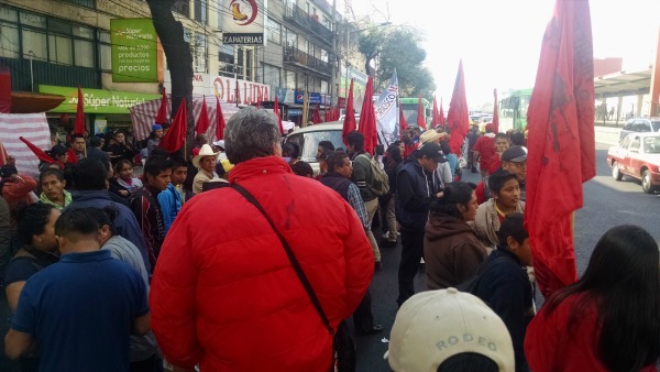 Integrantes del Frente Popular Francisco Villa se concentran en las afueras del Metro Viaducto sobre la calzada de Tlalpan; alistan una marcha para pe