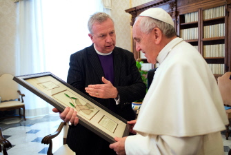 El papa Francisco, durante su audiencia a monseñor John P. Chalmers (i), moderador de la Iglesia de Escocia (Reformada)