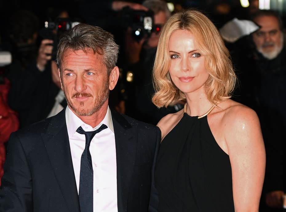 Sean Penn y Charlize Theron pasaron por la alfombra roja de la presentación de la cinta ‘The Gunman’. 