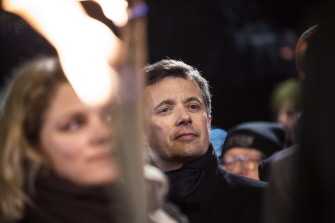 El príncipe Frederik de Dinamarca, en una vigilia en memoria de los asesinados por un pistolero en Copenhague 