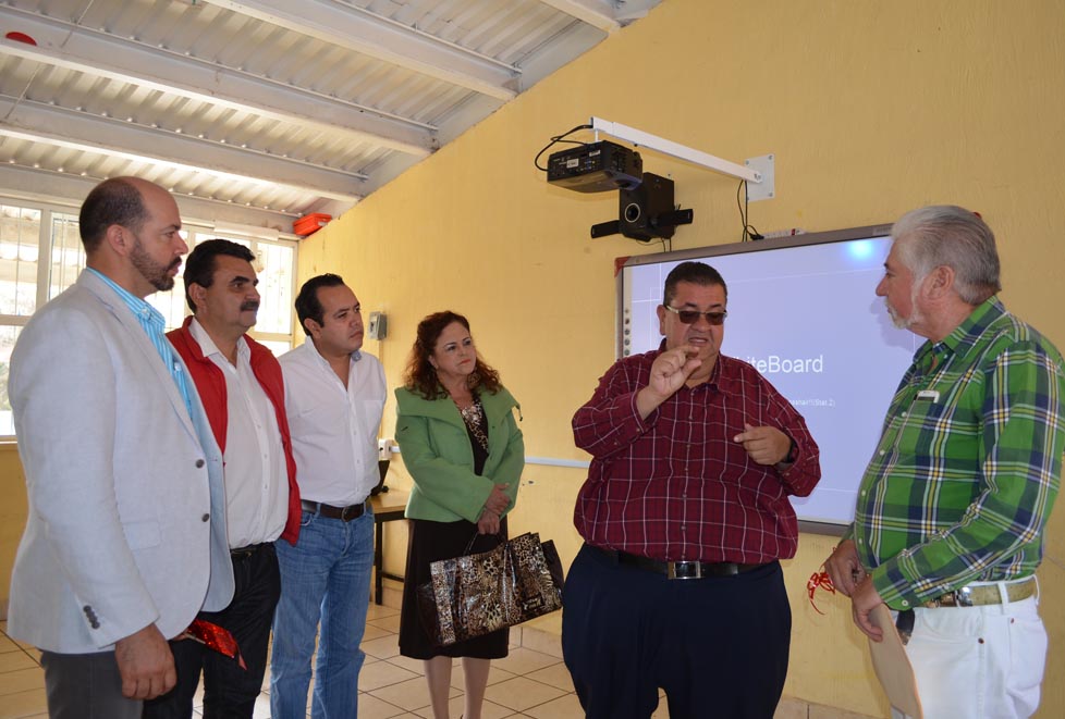 El secretario de Educación estuvo presente en la inauguración de las aulas interactivas.