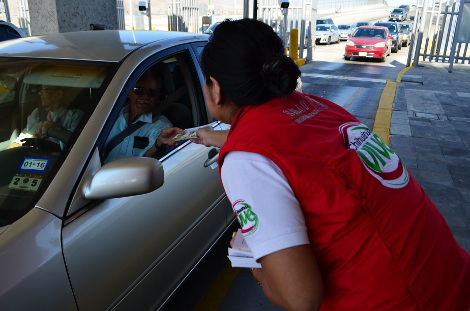 Brigadas dan información en los cruces fronterizos. 