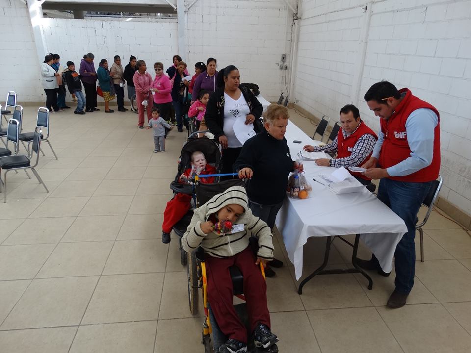 Se entregaron becas de parte del DIF estatal a familias con niños discapacitados en Francisco I. Madero, San Pedro y Sierra Mojada.
