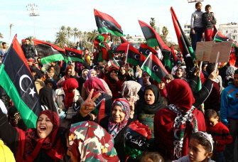 Miles de libios celebran en la plaza de los Mártires, en Trípoli, el cuarto aniversario de la revolución que derribó a Muamar el Gadafi