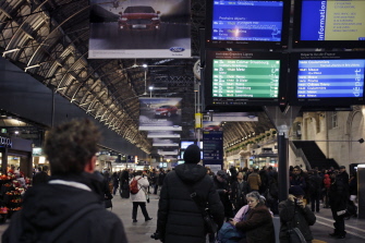 Pantallas de información anuncian en la Gare de l´Est parisina que todos los trenes que salen o llegan a la estación lo hacen con retraso