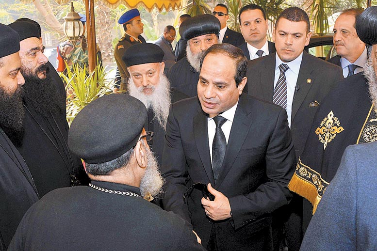 El presidente egipcio, Abdel Sisi (centro) expresó sus condolencias a Teodoro II, papa de la Iglesia ortodoxa copta en El Cairo.