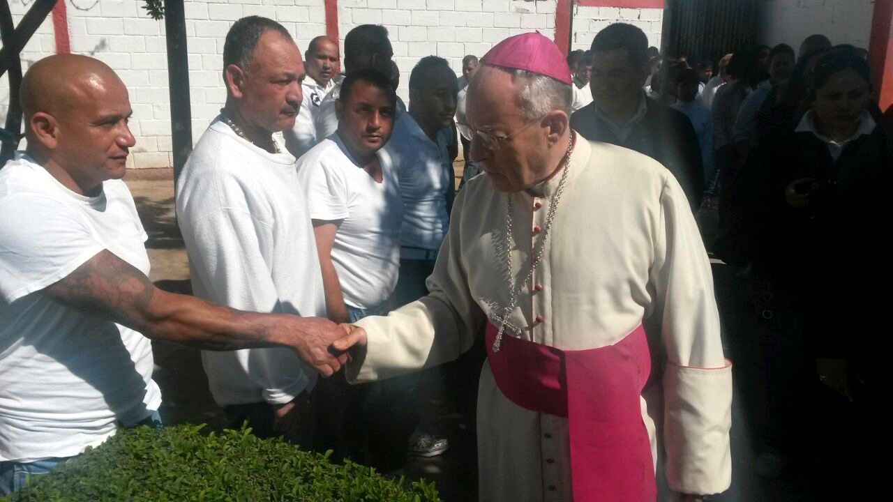 A su llegada al Cereso de Torreón. 