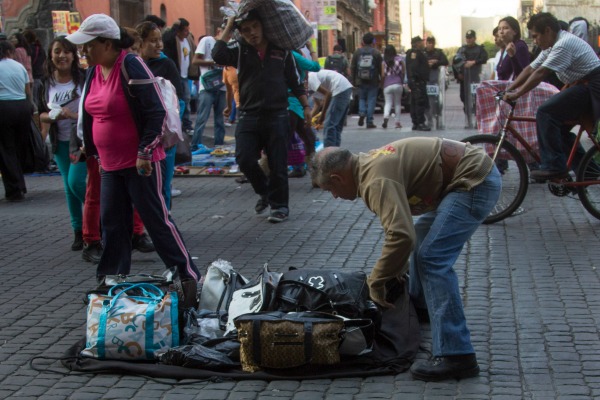 Ambulantes en calles del Centro Histórico de la Ciudad de México.