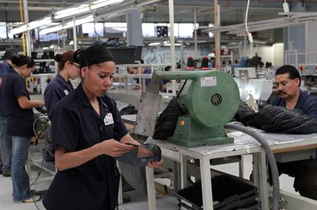 En los últimos 10 años, la presencia de mujeres empleadas en las fábricas coahuilenses se ha duplicado.