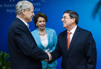 El congresista Steve Israel (i) saluda al canciller cubano Bruno Rodríguez (d) ante Nancy Pelosi