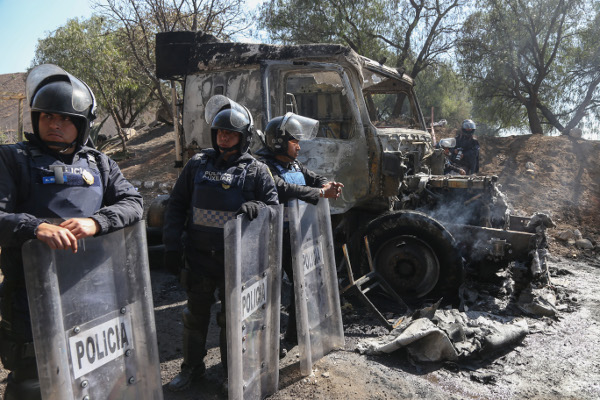 Un enfrentamiento en la colonia Zapotitla en la delegación Tláhuac dejó al menos 80 detenidos, seis lesionados y varios vehículos dañados.