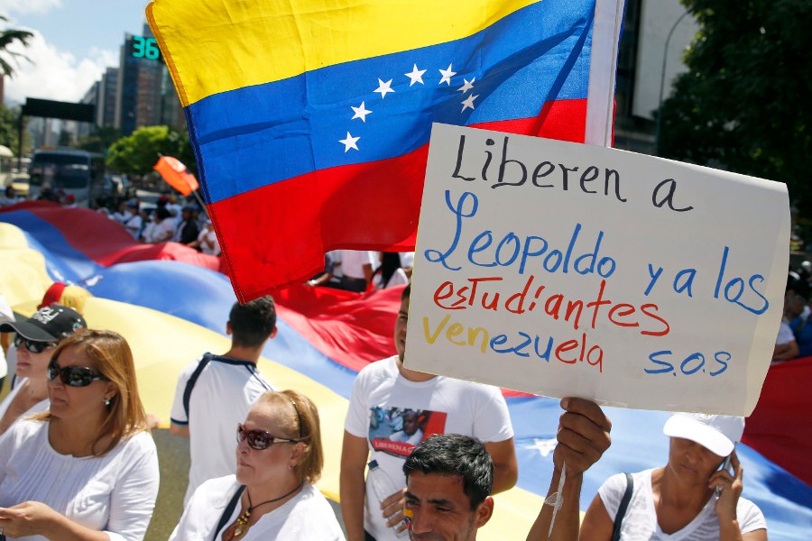 Manifestantes exigen la liberación de Leopoldo López en marcha masiva.
