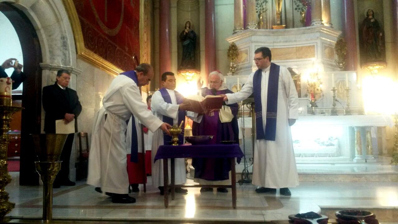 Misa del 'miércoles de ceniza' en la iglesia del Santo Cristo.