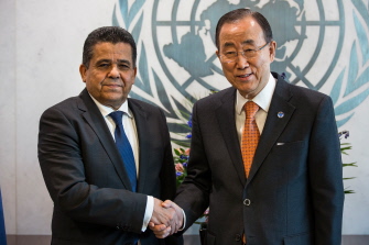 Mohamed al Dairi (i), canciller libio, con el secretario general de la ONU, Ban Ki Moon, hoy en Nueva York
