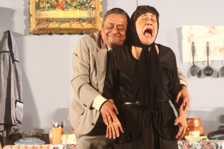 La Nena Delgado regresa al teatro con “Luto, Flores y Tamales”.