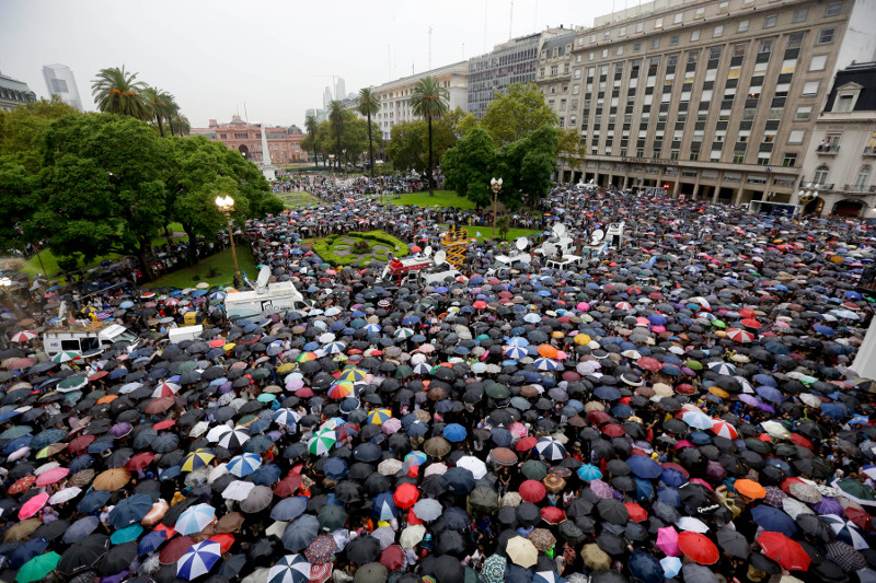 Pese a la lluvia, cientos de personas se reunieron en la Plaza de Mayo, en Buenos Aires, tras un mes de la muerte del fiscal Alberto Nisman.