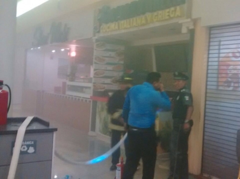 Los primeros reportes indican que en el área de comida rápida de “Galerías Acapulco”, una fuga de gas ocasionó un flamazo y se encendieron algunos mue
