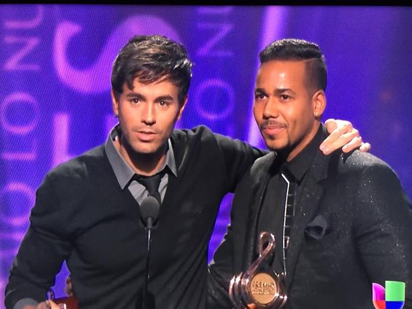 Enrique Iglesias y Romeo Santos recibiendo su premio. 