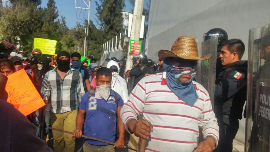 Habitantes de Zumpango, Chichihualco y Tlacotepec exigen la salida de federales de Chilpancingo.