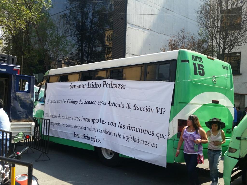 La protesta contra el senador.