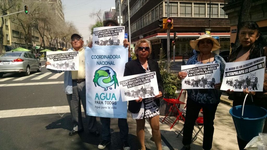 Se manifestan en SACMex para exigir que Iztapalapa cuente con agua potable de manera regular.