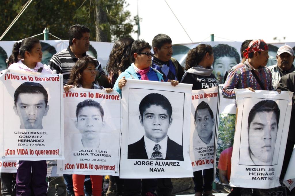 Durante un mitin en CU, padres de los normalistas exigieron su presentación con vida.