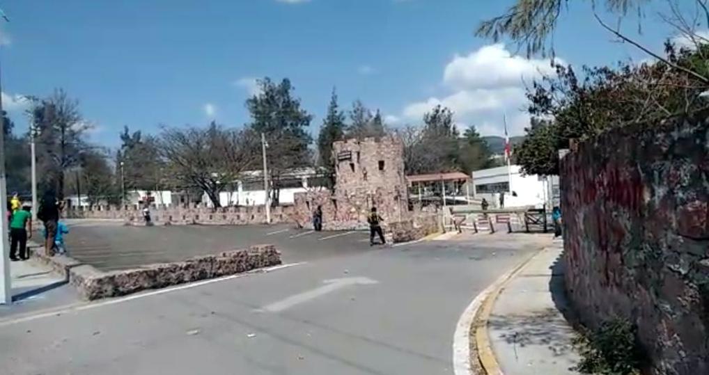 Los normalistas atacaron con piedras y petardos la zona militar de Chilpancingo 