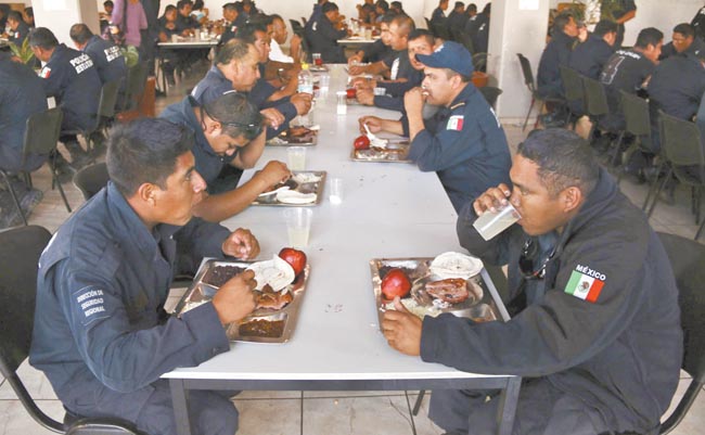 Los policías en un comedor luego de regresar a las labores de vigilancia en Oaxaca y llegar a un acuerdo con las autoridades. 