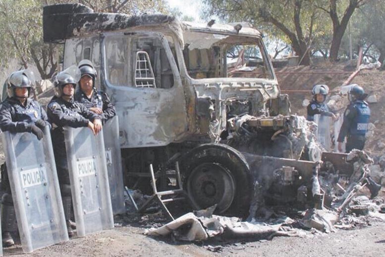 Un tractocamión fue incendiado; granaderos resguardan el terreno de la colonia Zapotitla.