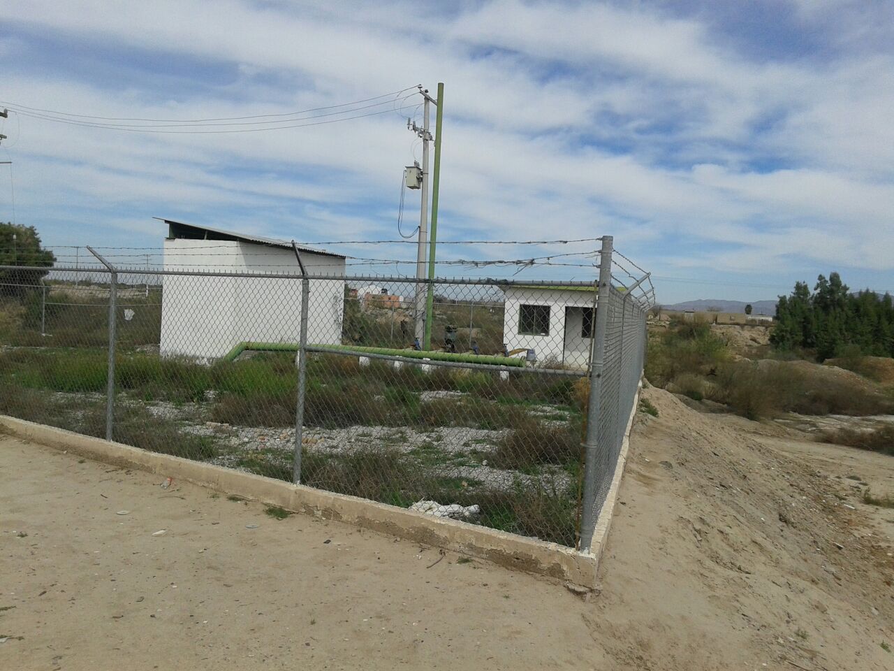 Vecinos del ejido Santo Tomás en Matamoros, se quejan del mal olor que produce un cárcamo abandonado.
