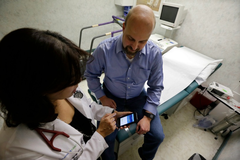 La información en las apps podría ayudar a los doctores a detectar indicios de una enfermedad y sugerir cambios de rutina o medicamento. 