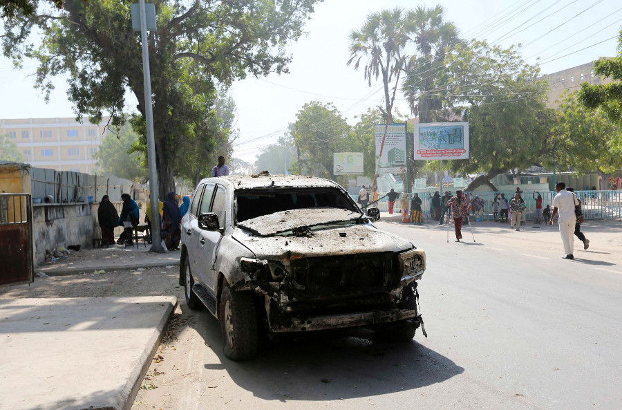 Un carro destruido después de los ataques suicidas en Mogadiscio.