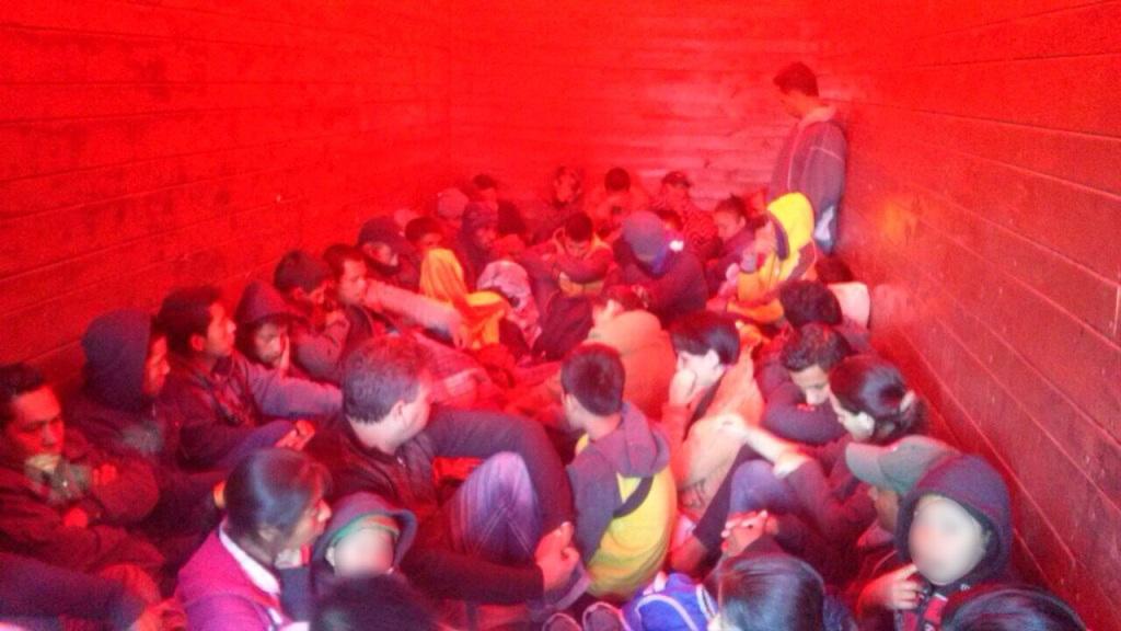 Los agentes migratorios rescataron en la carretera 57 de Piedras Negras a 10 menos y 44 adultos provenientes de Centroamérica.
