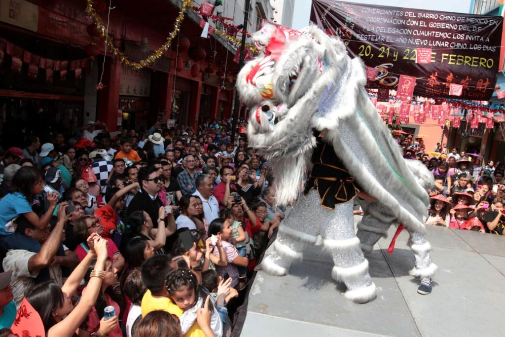 El baile del dragón es un espectáculo tradicional para festejar la llegada del año nuevo lunar. 