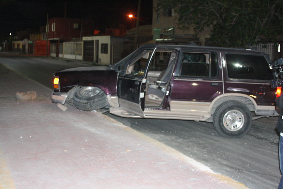 Camioneta Ford Explorer fue abandonada después de un choque, en el Paseo del Tecnológico de Torreón.