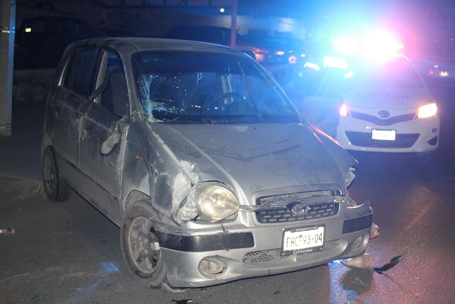 Un Dodge Atos fue volcado en las calles Allende y Comonfort, y abandonado por su dueño.