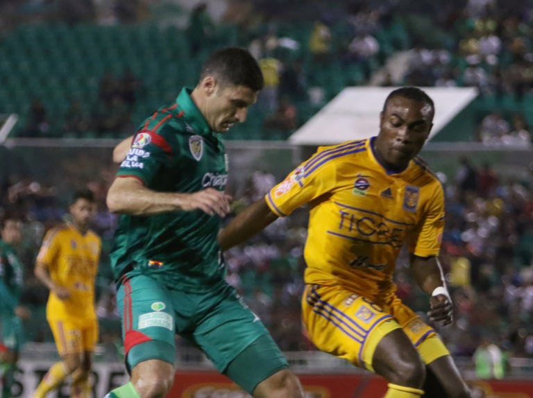 Javier Munoz Mustafá de Jaguares y Joffre Guerron de Tigres.