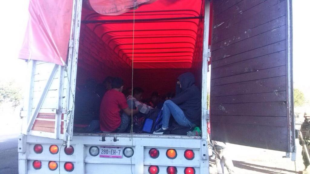 Los migrantes rescatados, originarios de El Salvador, Guatemala, Honduras, Cuba y Sri Lanka, no habían consumido alimentos o agua por más de 24 horas.