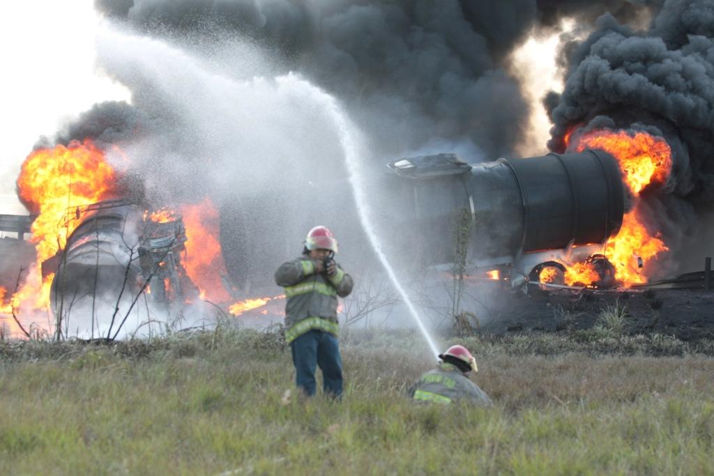 Una pipa de doble remolque cargada de turbosina explotó la tarde del sábado sobre la carretera Villahermosa-Escárcega.