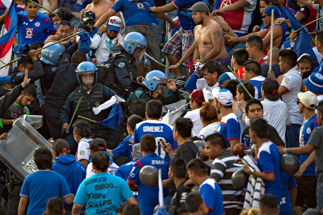 Policías e hinchas de Cruz Azul se enfrentaron en las gradas