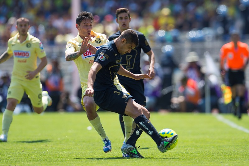 Alcoba y Sambueza pelean el balón 
