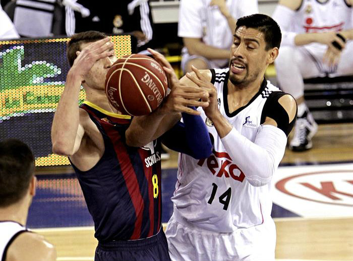 Gustavo Ayón disputando un balón en la final de la Copa del Rey