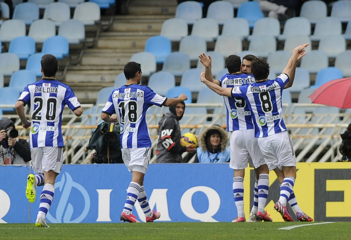 Jugadores celebran la anotación del triunfo 