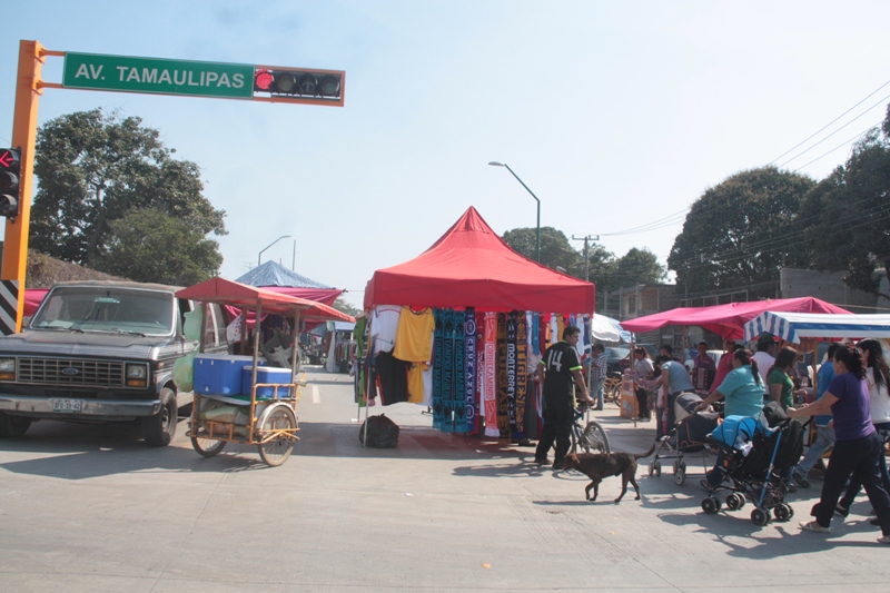 El par vial recién terminado es obstruido por los tianguistas cada semana.
