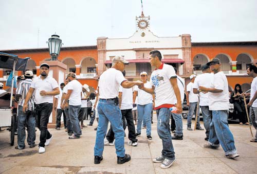 'Autodefensas' del grupo del comandante Nicolás participaron en la toma del palacio municipal de Apatzingán, Michoacán.