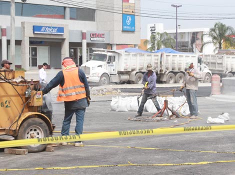 La construcción presenta avances en pavimentación, banquetas, instalación de bardas, entre otros. 