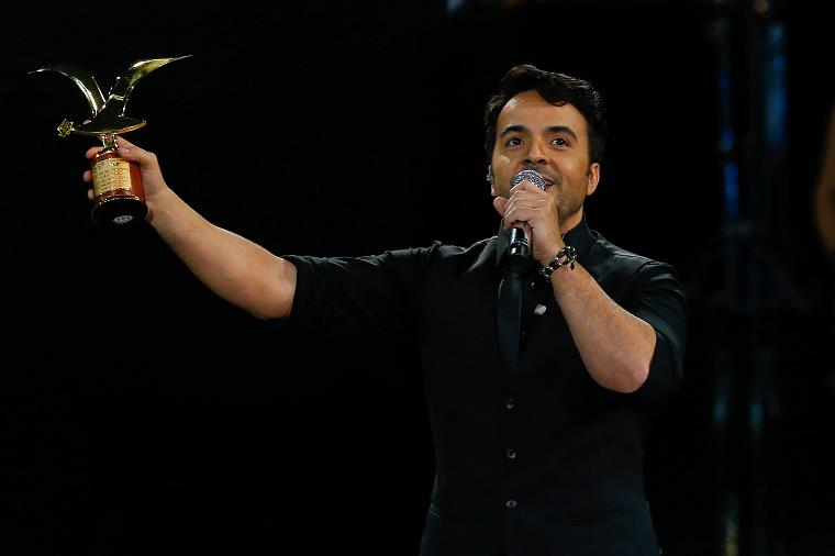 Luis Fonsi recibiendo su gaviota. 