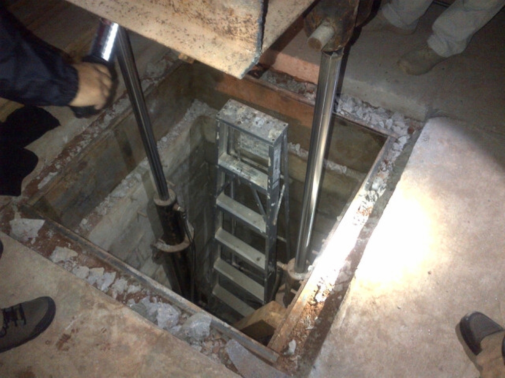 El acceso al túnel, que conecta con México, era a través de un pozo de cemento equipado con un elevador hidráulico.