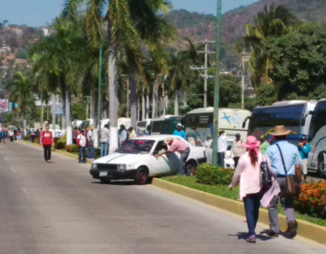 Automovilista que quedaron enmedio de la marcha, se brincan el camellón para salir. 